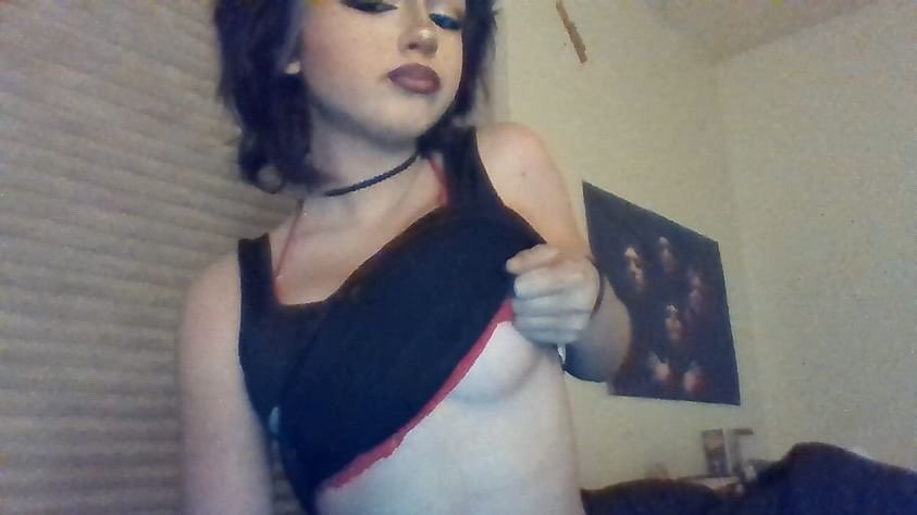 Gotica de pelo corto muestra las tetas titsdrop #tKWz8USj